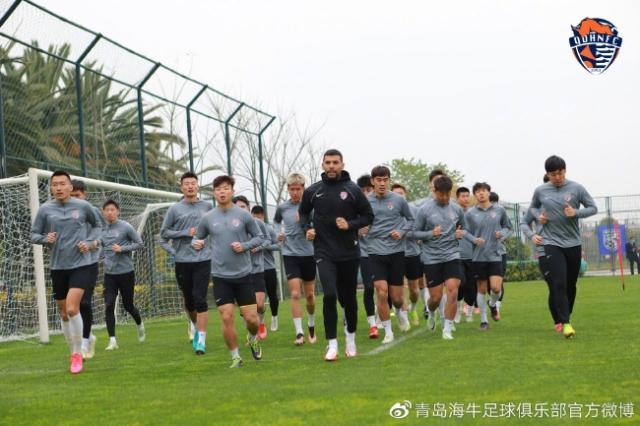 开云移动-升班马昆明冬训两天三练 青岛海牛提快速度练体能