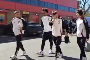 记者：卢克肖跟球队抵达老特拉福德，他将进入曼联大名单